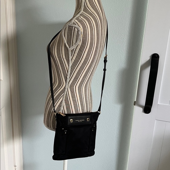 🛑 1 hour sale. Marc Jacobs, Black Crossbody Bag with Gold Accents - Picture 2 of 10